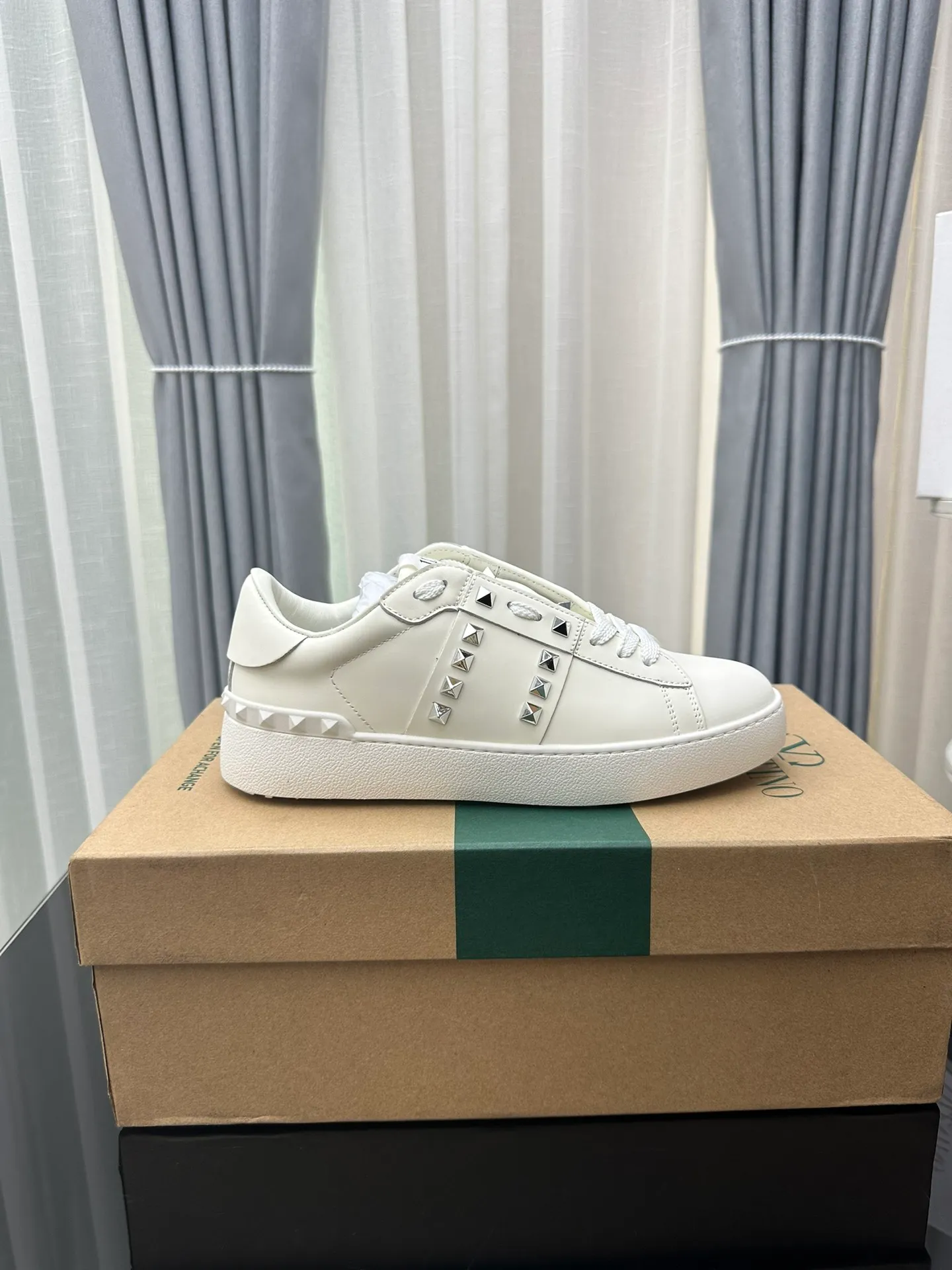 👟👟Ex-factory price 480👟👟 Women's shoes Women's clothing Valentino Valentino GARAVANI O👟👟Ex-factory price EN DISCO Rivets Thick soles Casual sneakers Increased height White shoes Original purchase and development Production V family classic series Willow nail white shoes Hot sale at the counter Brand new Huge 6.5cm platform thick sole with original classic series A perfect favorite for short people. Comes with exquisite packaging at the counter🛍📦 ▪️ Fabric: Original custom imported calfskin ▪️ Lining: Imported custom soft cowhide lining ▪️ Sole: Original molded ultra-light rubber foam material ▪️ Sole thickness: 6.5 ▪️ Size: Women's 35-45 (45 is custom-made and cannot be returned or exchanged)